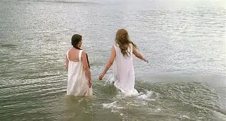 As meninas decidiram fazer uma pausa no trabalho e nadar no lago