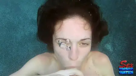 Menina debaixo d'água faz um boquete fresco