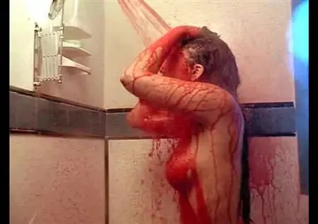 Drew Barrymore toma um banho no filme doppelganger
