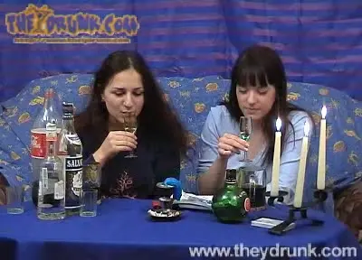 Duas garotas bêbadas fodem com hahal