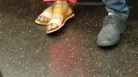O fetichista dos pés remove as pernas da garota do metrô na câmera