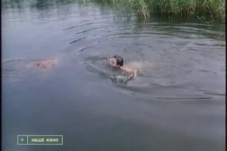 Garota nua flutua no lago com o namorado
