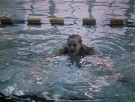 Atleta nu nada na piscina debaixo d'água