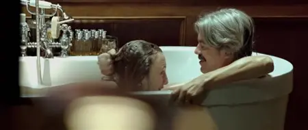 Jovem salunia subiu no banho para a amiga de sua mãe