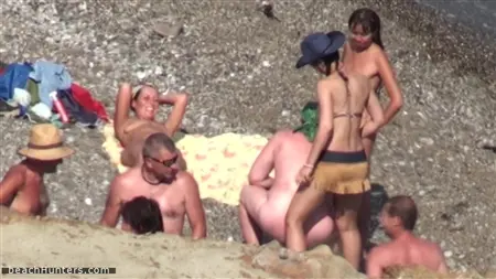 O pervertido organizou a videoveilância por trás de uma multidão de nudistas