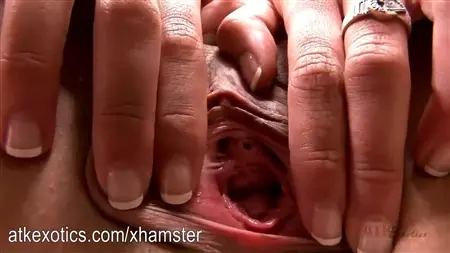 Bebê com peitos pequenos mostra uma buceta fechada