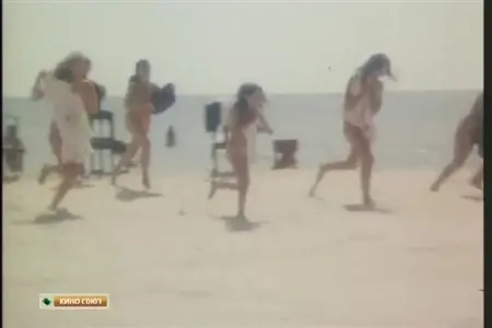 O marinheiro parece meninas locais tomando banho no mar nua