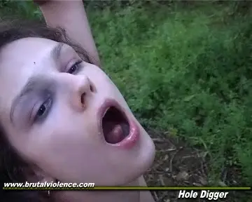 Um homem fode uma garota com câncer na floresta e a faz chupar um pau