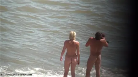 Assista nudistas nus na praia