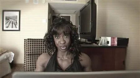 Uma mulher negra em um hotel possui seus músculos