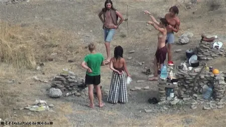 Nudistas se despir em uma praia deserta