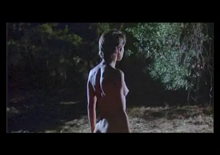 Naked Nastasya Kinski caminha pela floresta noturna no filme 