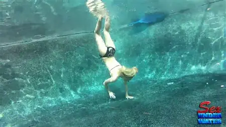 Samantha debaixo d'água mostrou seu corpo