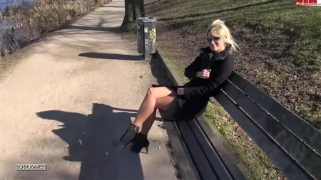 Uma garota bonita caminha nua pela rua e fode em um banco
