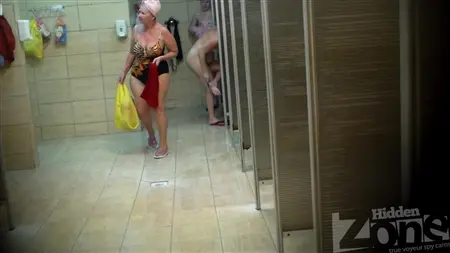 Câmera escondida no banho toma tias diferentes sem roupas