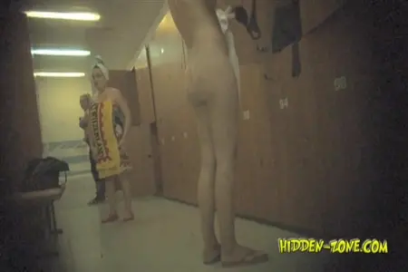 Câmera escondida no vestiário da academia atiram garotas nuas