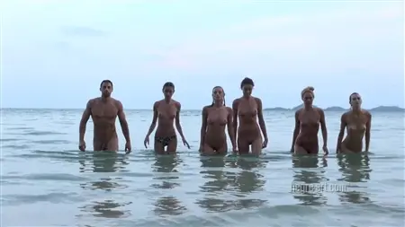 Uma multidão de garotas nuas russas em uma sessão de fotos eróticas