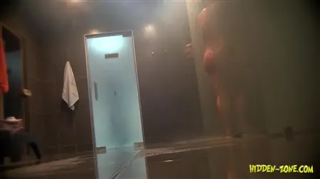 Atrás de um bebê figurado está espionado em uma casa de banho comum