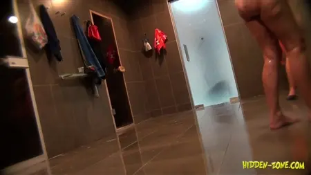 Atrás de novilhas nuas são espionadas através de uma câmera escondida em uma casa de banho