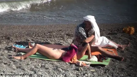 Os nudistas são cuidadosamente monitorados na praia através da câmera