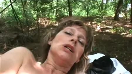 Uma mulher madura na floresta mostra seus encantos e foda -se com um homem
